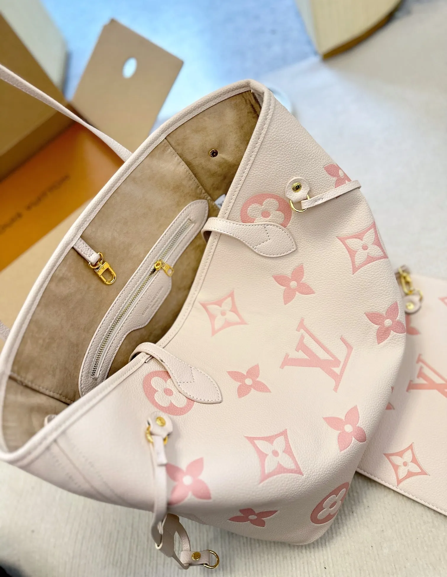 LB777 Neverfull MM / 12.2 x 11 x 5.5 inches