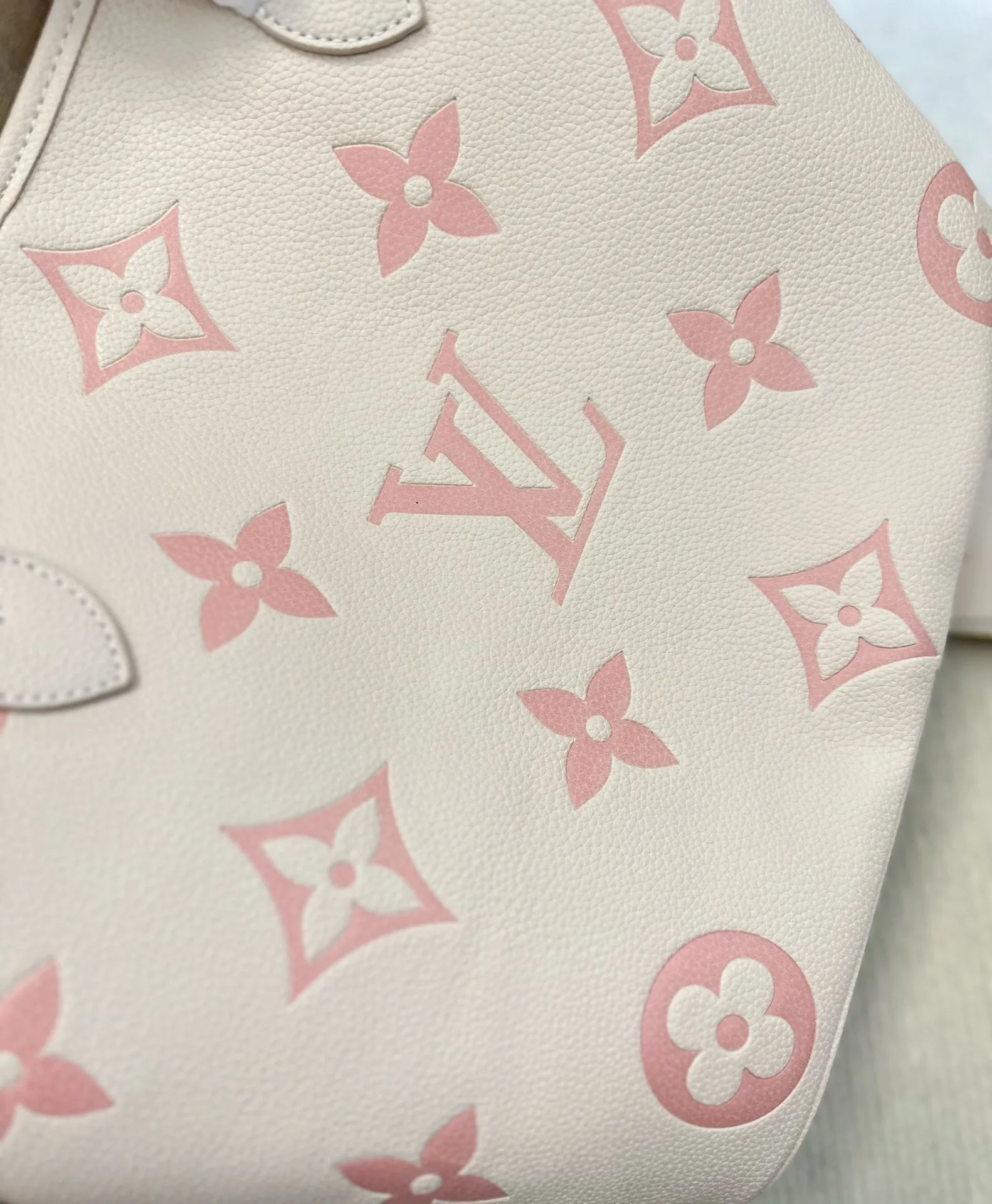 LB777 Neverfull MM / 12.2 x 11 x 5.5 inches