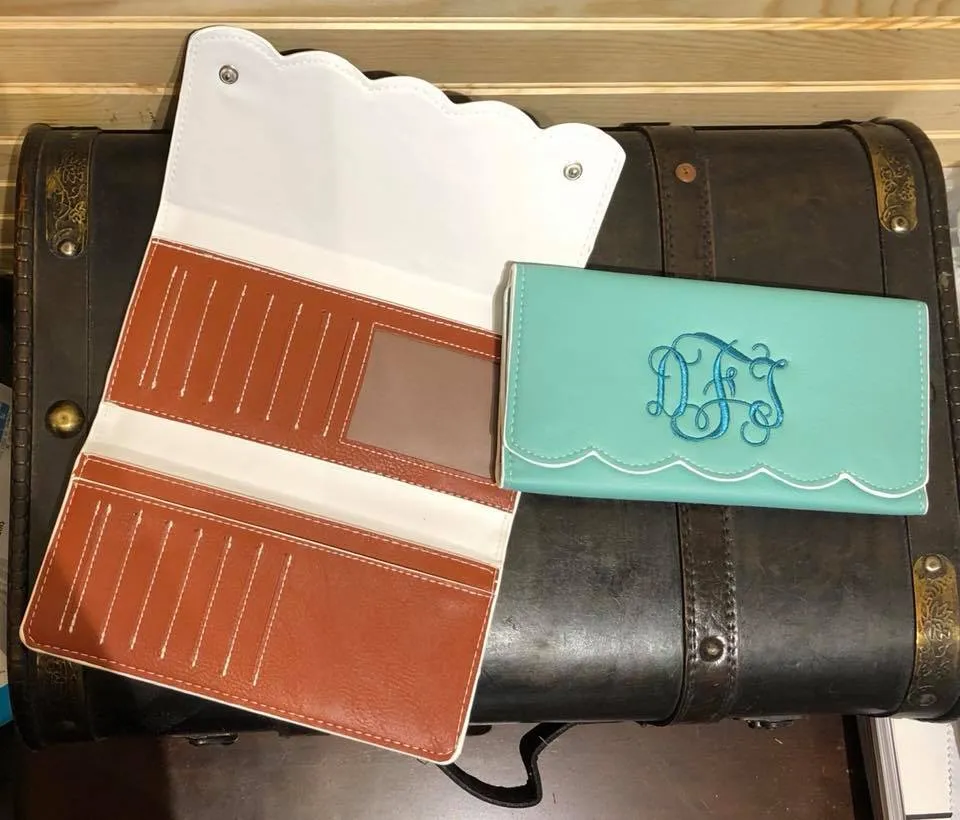 Scallop Wallet - Beige